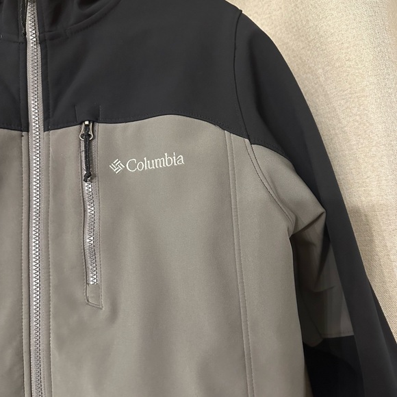 Like New - Men's Thunder River Hooded Softshell - Small - Picture 2 of 5